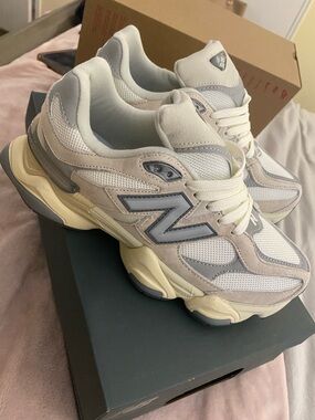 New Balance 9060 Running Sneakers Shoes Womens Size 7.5 ( Mens 5.5